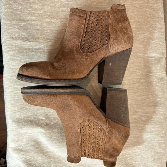 LEVI’S Sz 6.5 Chelsea Western Style Slip On Stacked Heel Suede Almond Toe Boots - Picture 3 of 14